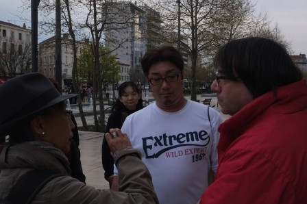 Kurumi__une_refugiee__le_chanteur_et_Bruno_Chareyron.jpg, mar. 2017 Kurumi__une_refugiee__le_chanteur_et_Bruno_Chareyron.jpg